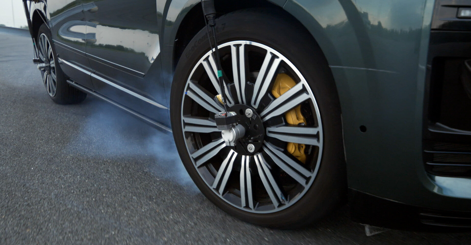 突遇爆胎不偏移